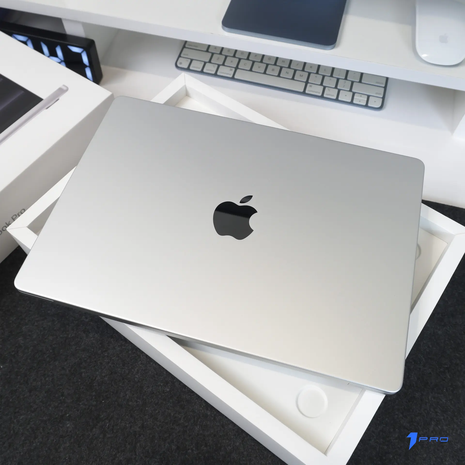 Khách hàng đang vui vẻ nhận bàn giao Macbook Pro M5 tại cửa hàng 1pro.