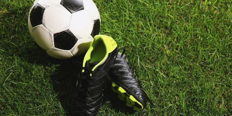 Cảnh tượng một trận đấu bóng đá đang diễn ra với cường độ cao