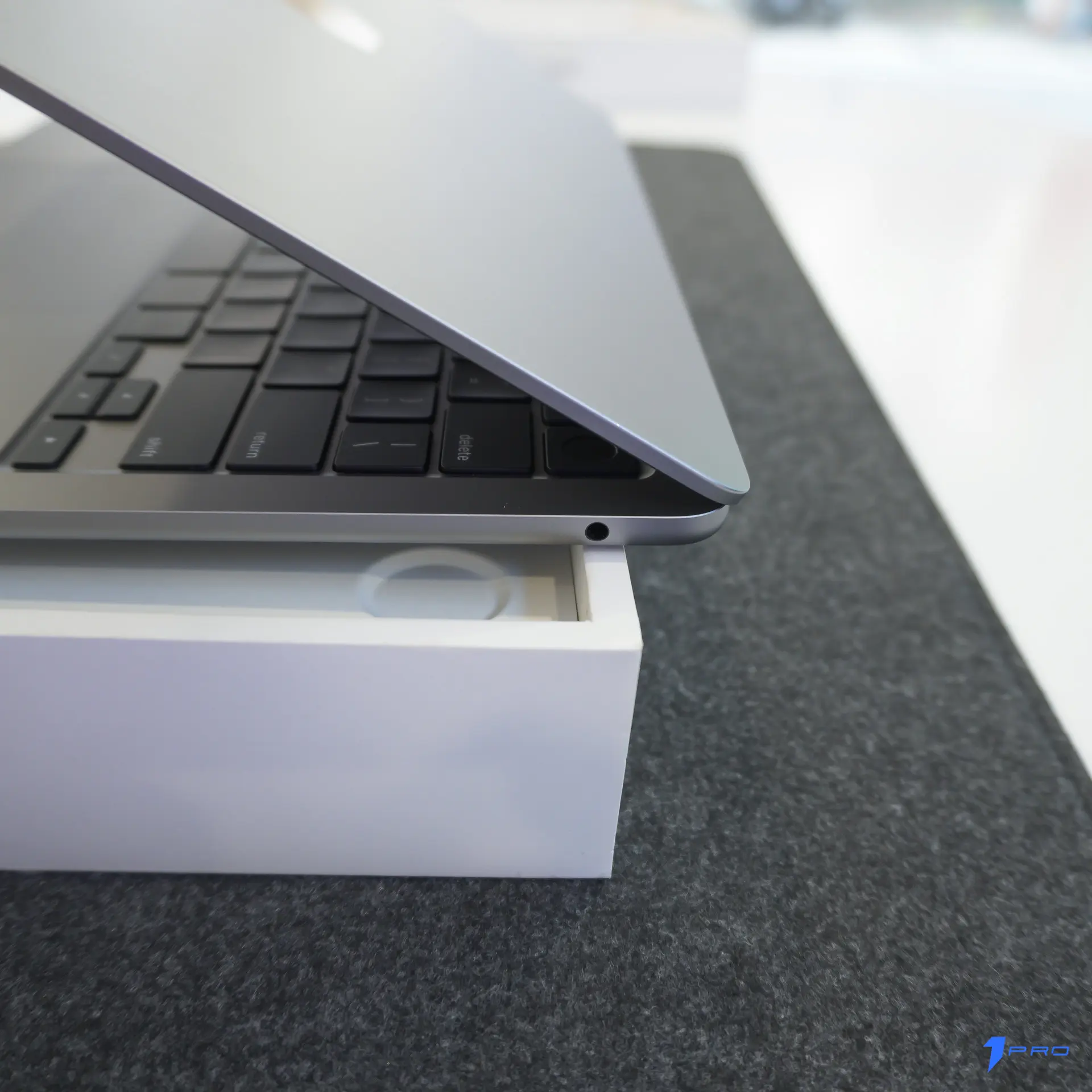 Macbook Air M4 sử dụng cho công việc văn phòng