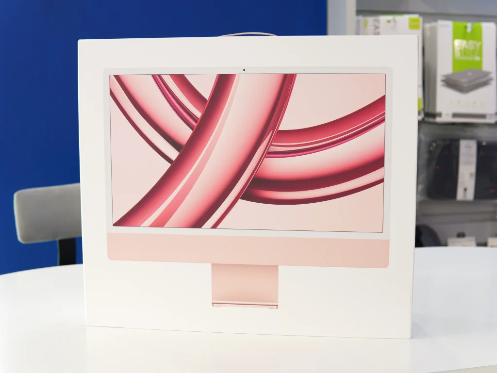 Máy tính iMac đặt trong không gian văn phòng tối giản