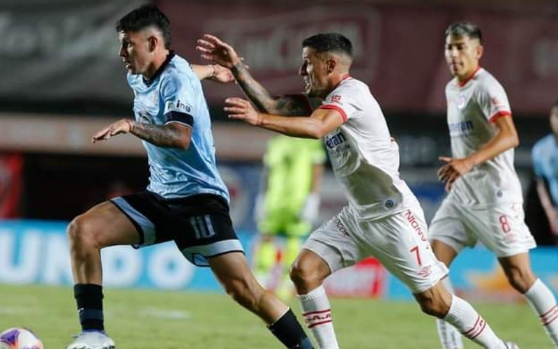 Hai cánh tấn công bùng nổ