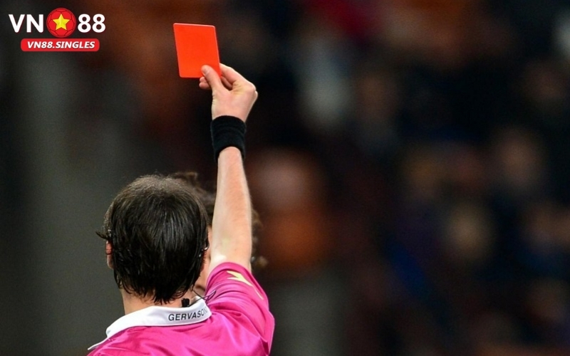 Nguồn gốc chiếc thẻ đỏ: Câu chuyện về sự công bằng trên sân cỏ.